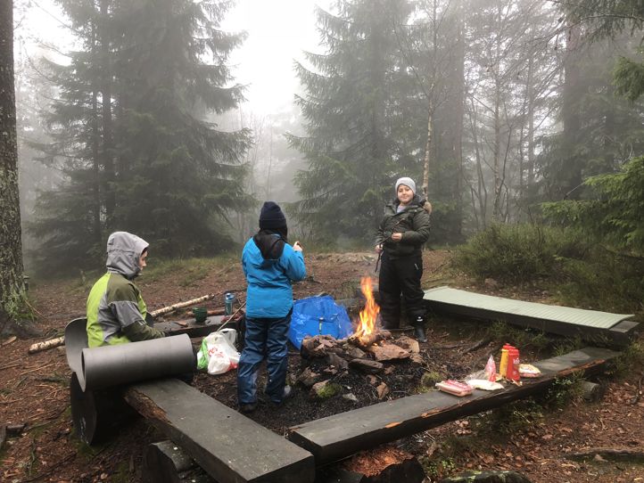 Elelver og ansatte hygger seg ved bålplassen