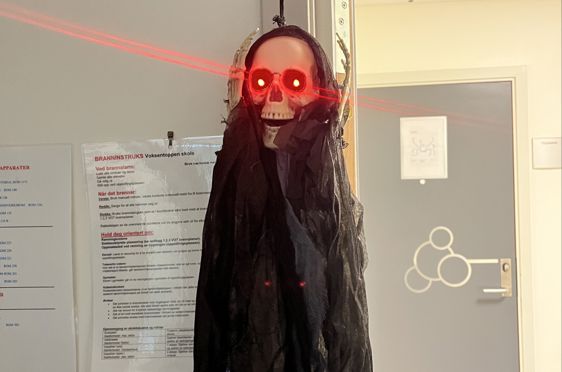 en person i et plagg