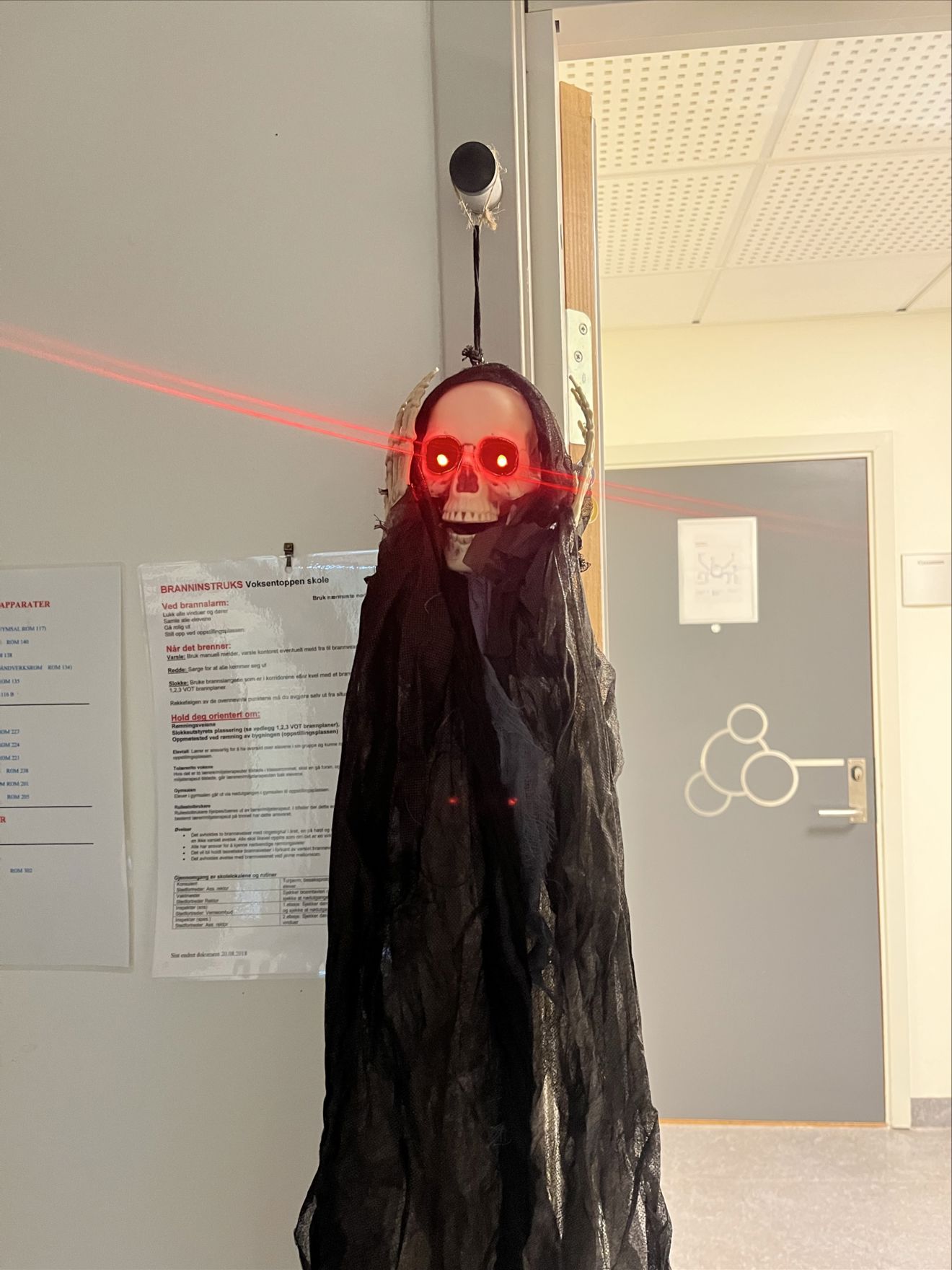 en person i et plagg en person i et plagg