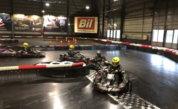 En gruppe mennesker i gokart på en bane