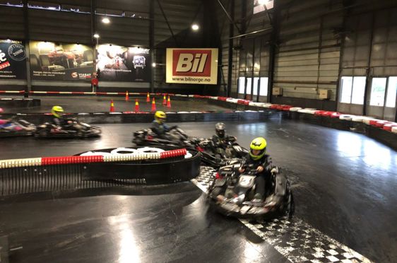 En gruppe mennesker i gokart på en bane
