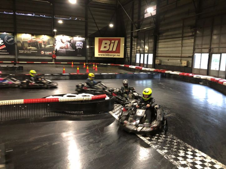 En gruppe mennesker i gokart på en bane