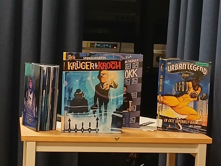 en gruppe videospill på et bord