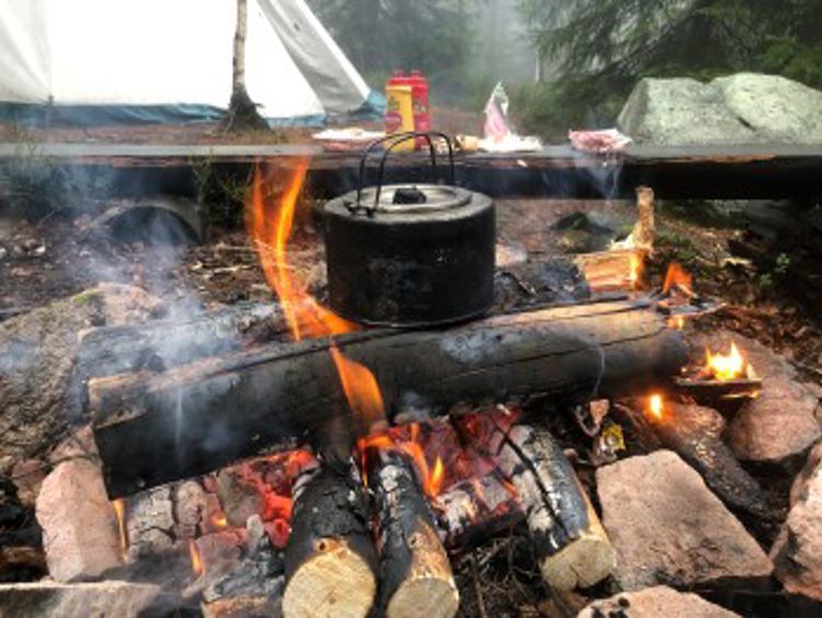 Bålkjele med vann og granbar får et oppkok