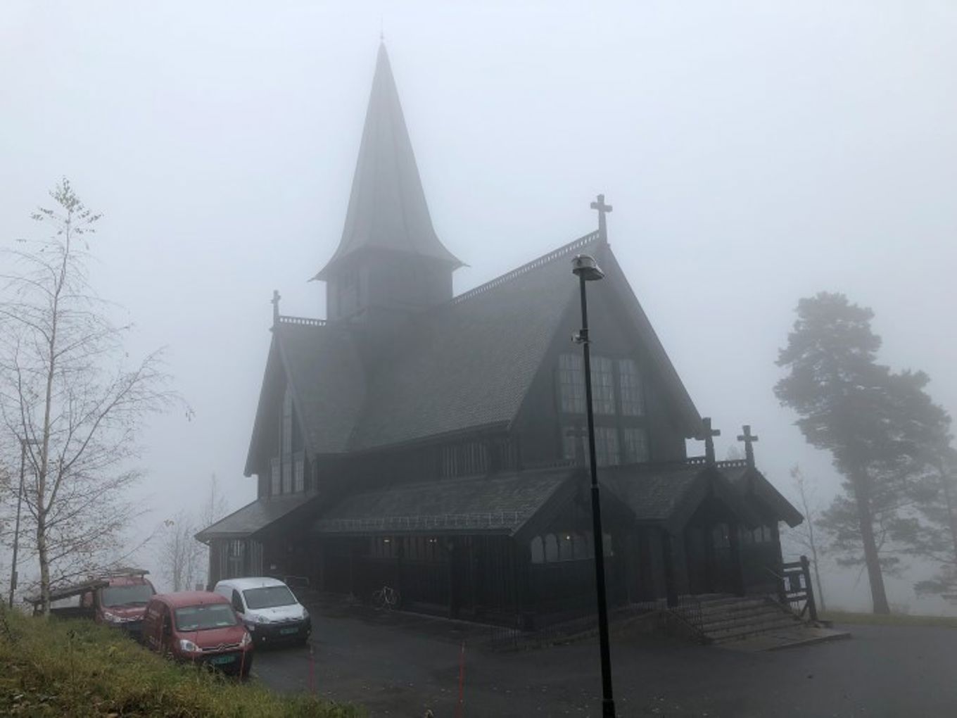 Holmenkollen kapell i tåkedis