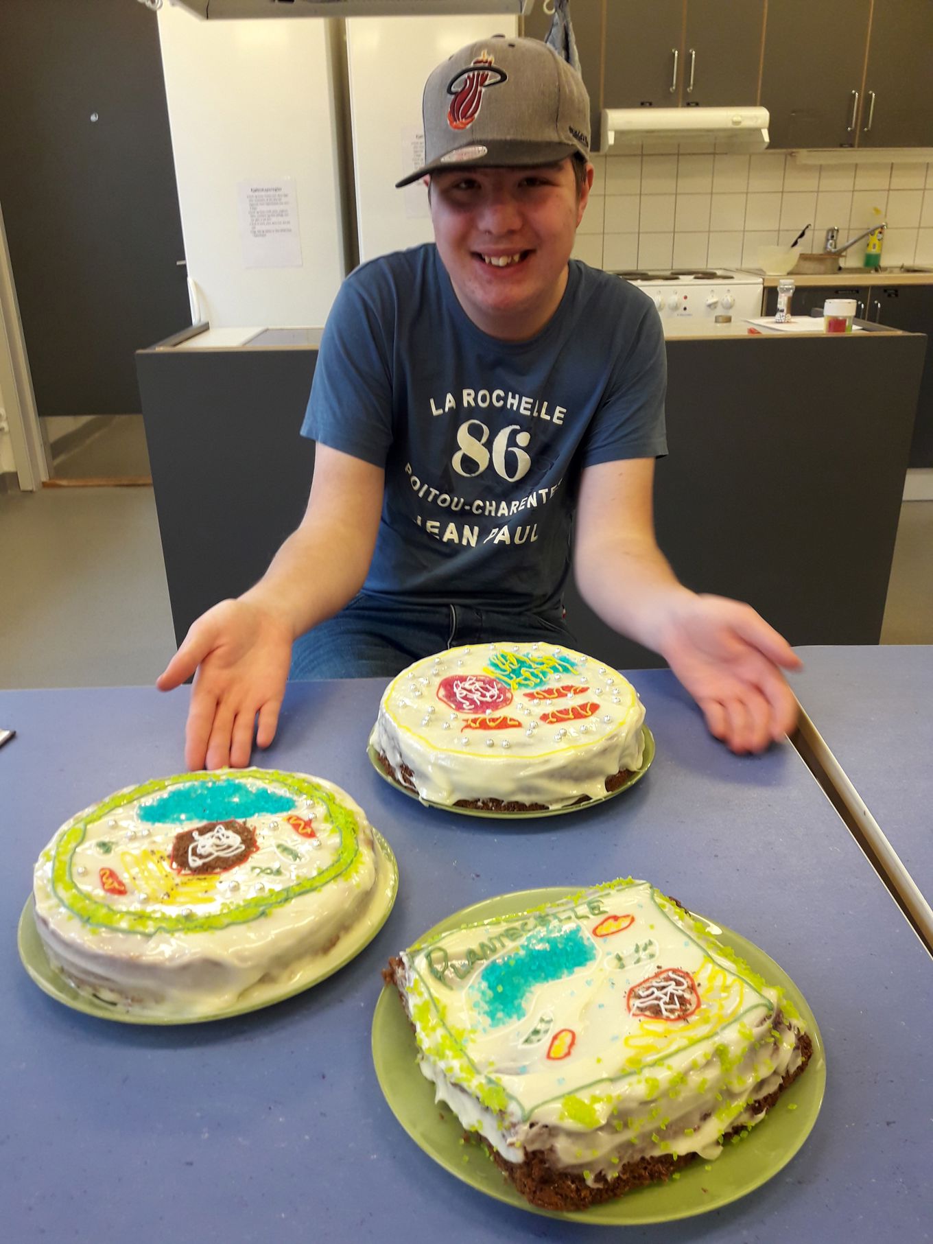 Mikkel viser fram cellekakene