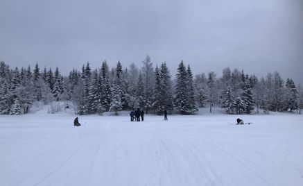 Folk som står på ski på snøen