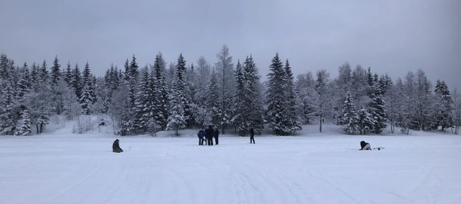 Folk som står på ski på snøen