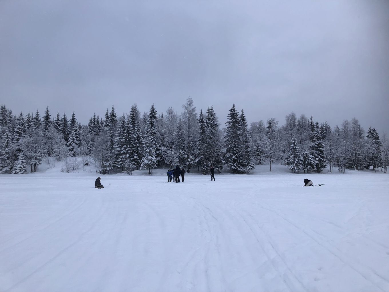 Folk som står på ski på snøen