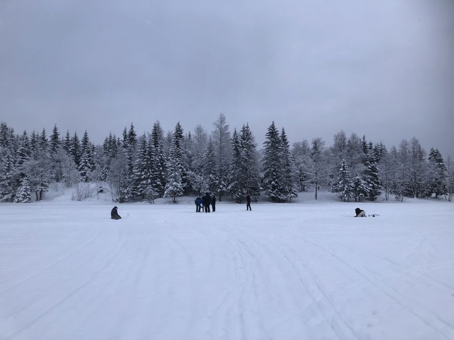 Folk som står på ski på snøen