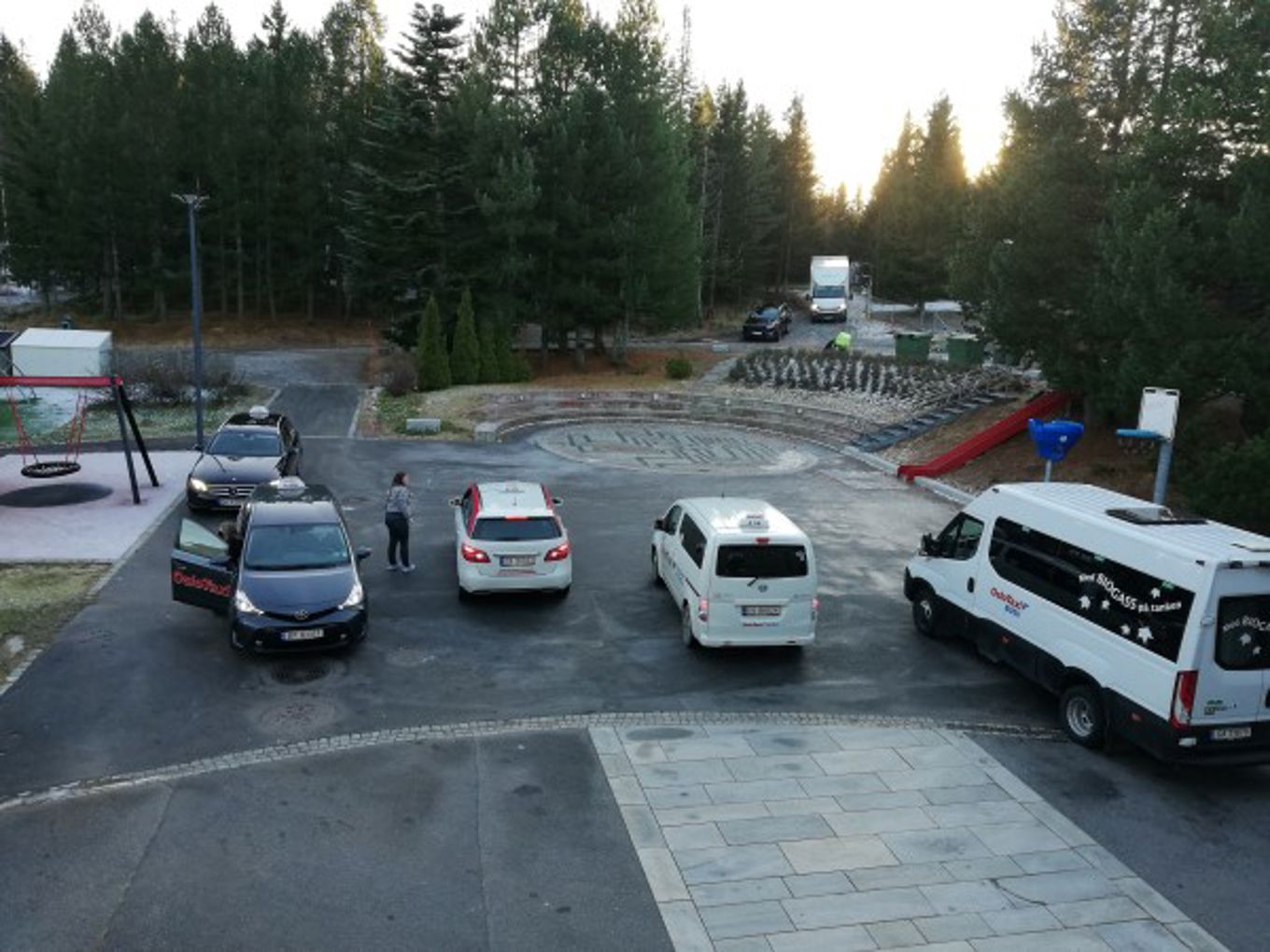 Taxiene står klare for å kjøre Voksentoppen elever hjem